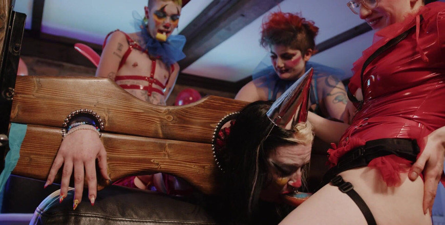 punkgoblin: Clown Orgy: ปาก, ถ่มน้ําลายและควยปลอม