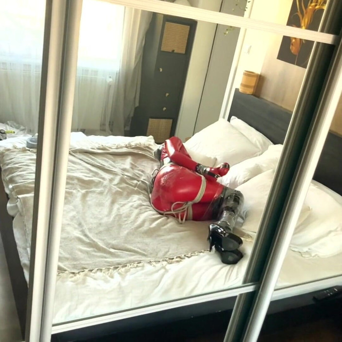 Eve Rest: RED LÁTEX , bondage de salto alto