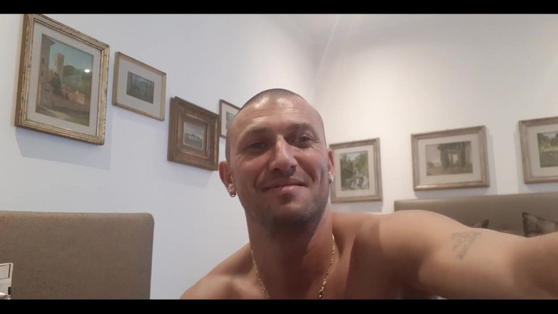 Boy jerking off: 내 엉덩이를 때리는 이 남자