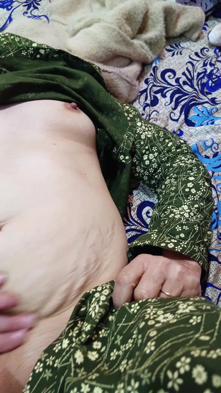 Pathani 420: Paki tetička má masáž prsou se svým přítelem v posteli