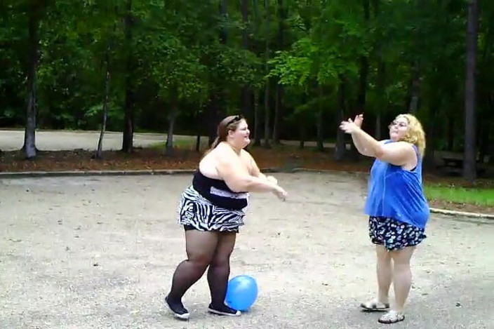 BBW nurse Vicki adventures with friends: Angie kimber dan aku lagi asik mainin balon dari samping