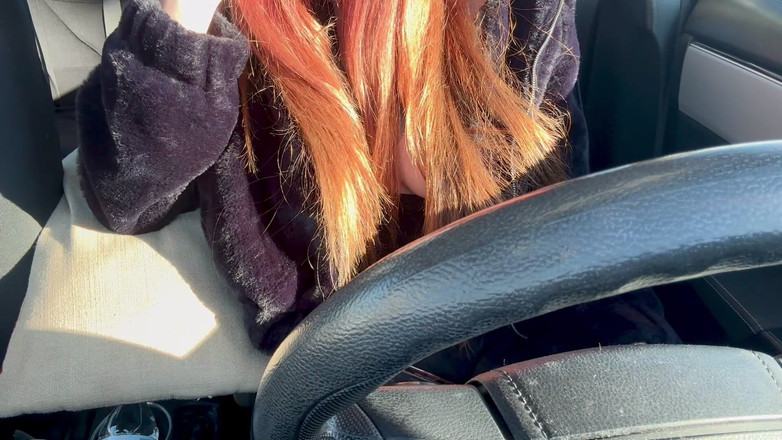 Artemisia Love: Nouă călătorie lungă în mașină cu Artemisia Love expunându-și sfârcurile excitate și...