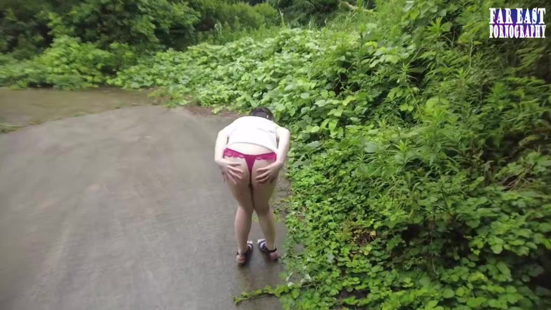 Far East pornography: Parní T Back procházka s poprvé venkovní broskev, která řídí nonstop...