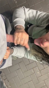 Getatoeëerde milf betrapt op pikzuigen buitenshuis