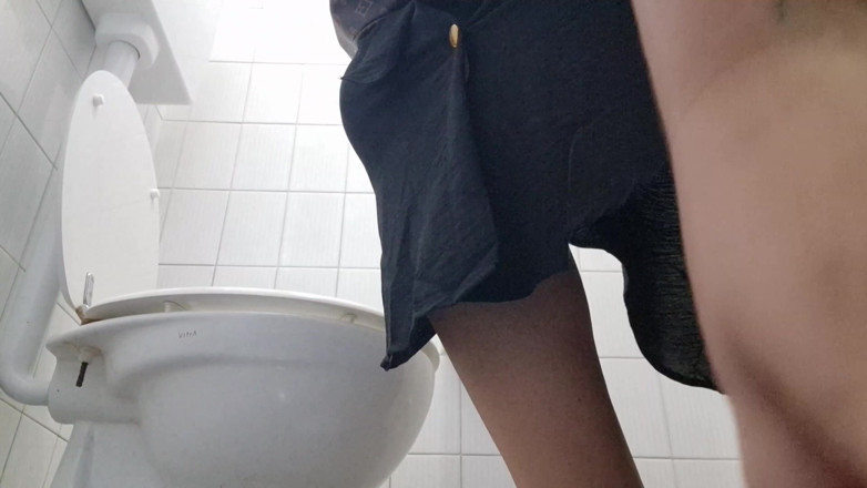 Nicoletta Embassi: El Blasfemo Baño Público