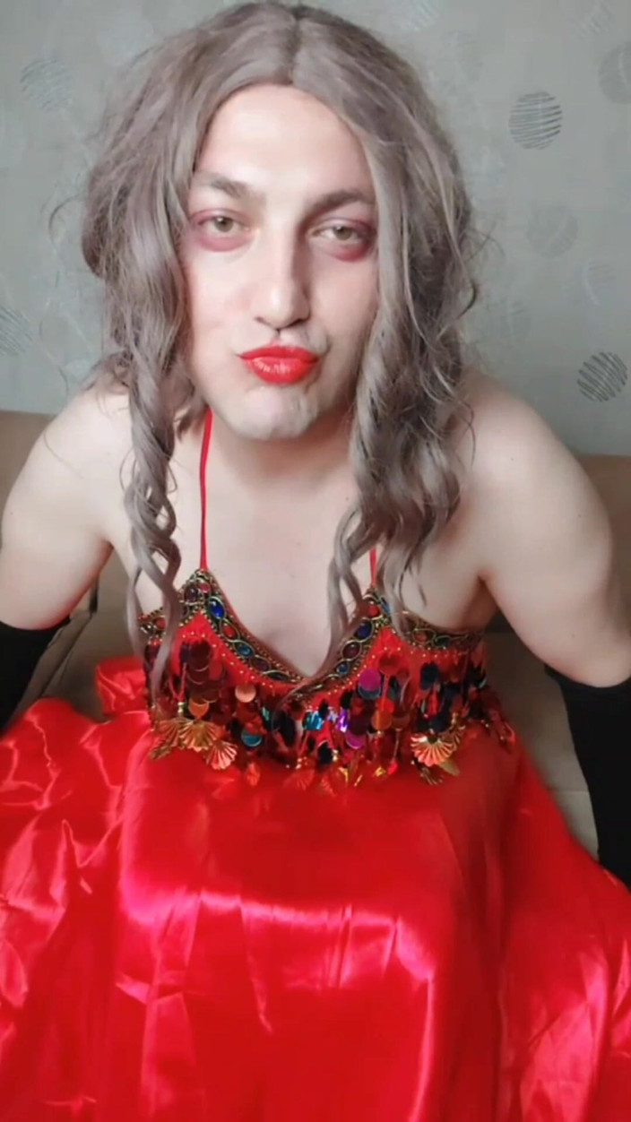 Kitty_Cross: Břišní tanečnice Femboy v červených svůdných šatech