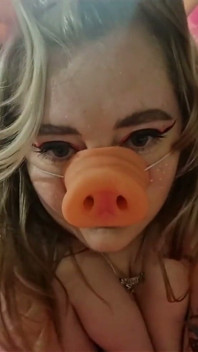 Seksi bayan domuz büyük zenci yarağı göğüslerine korna sokuyor