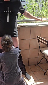 Une fille à forte poitrine suce la bite de son ami sur le balcon d’un hôtel ! Sexe risqué !