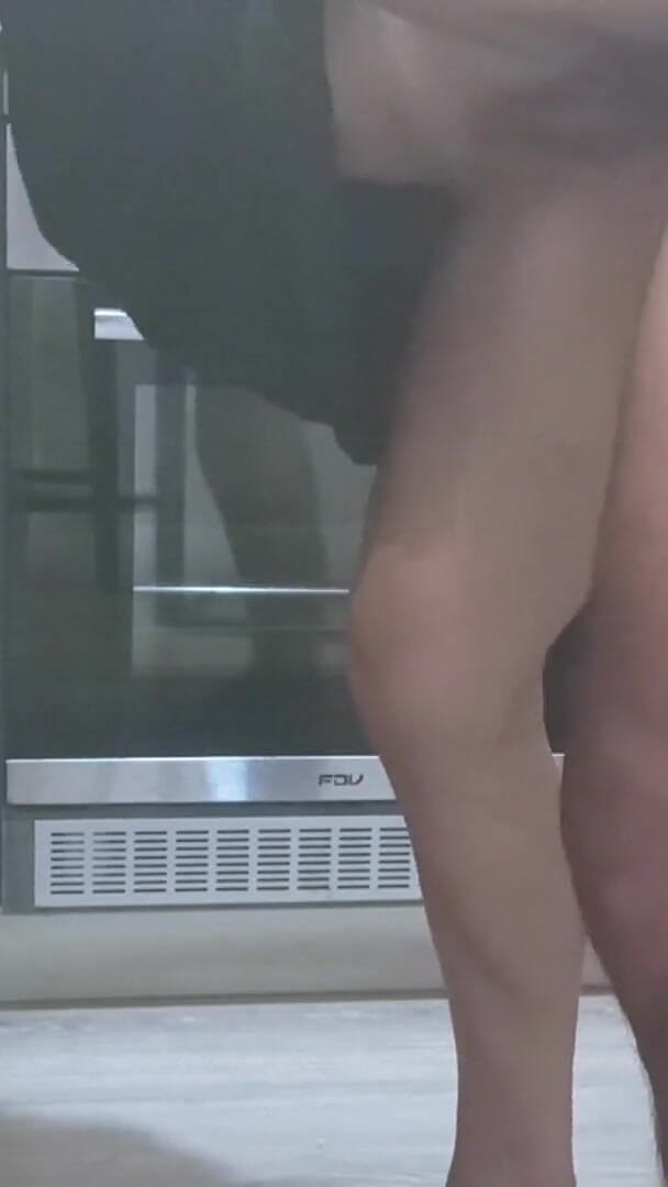 A Mature Latina Likes to Cook and Receive Cock in the Kitchen (Mar sexual)