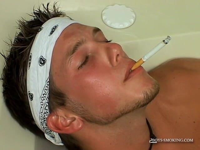 Boys Smoking: Christian taylor lagi asik merokok di bak mandi