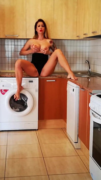 Pervertida esposa masturbación matutina en el Ktichen