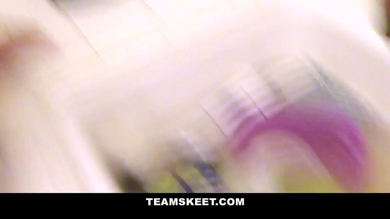 Team Skeet: Niegrzeczna blondynka Roxy Lovette łamie zasady i zostaje zerżnięta