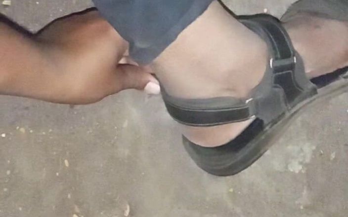 Sweet Indian cock: डिल्डो कंडोम के साथ लंड की मालिश में मेरी कार के बाहर