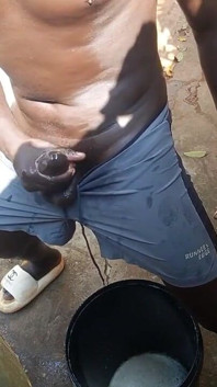 アフリカ出身の男が隣人の屋外トイレに隠れ、大量の射精を放つ