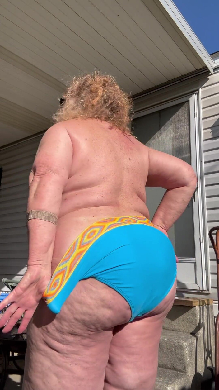 Big Ass 4 U: 屋外ストリップ