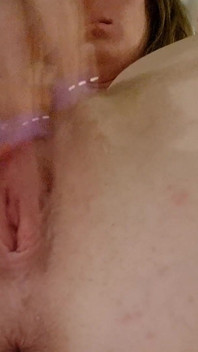 보지 플레이와 후장 핑거링 클로즈업