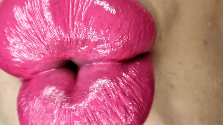 Princess18_: Madrasta mesmeriza você com beijos suculentos e decote sexy