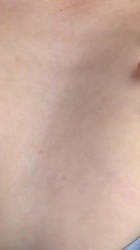 Heißes amateur-mädchen pisst, bevor sie ihre haarige muschi und ihren anus mit sexspielzeug fickt