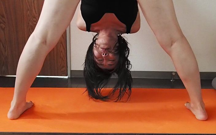 Mayumi Kanzaki: Yoga dalam seluar dalam