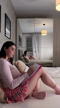 Cute Beauty Duże cycki Big Ass College Loszka Braless z krótką różową spódnicą na łóżku pokazuje jej majtki