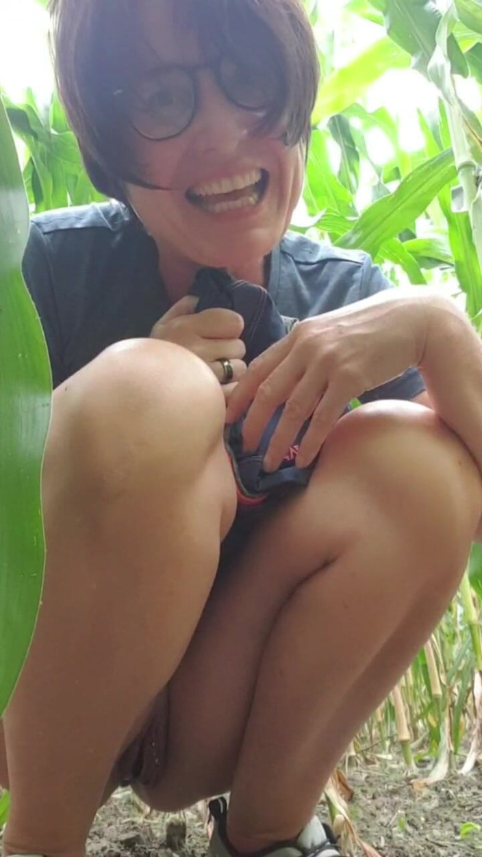 JulieEroticDress: 户外潮吹