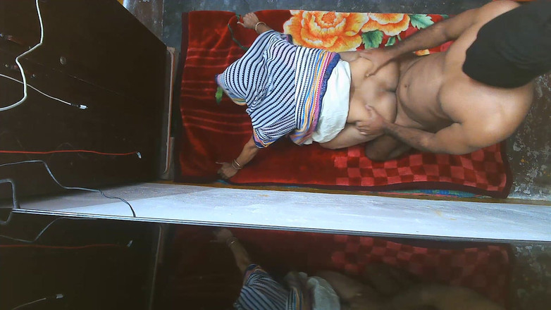 Busty Banuu: Schmutziges zimmermädchen