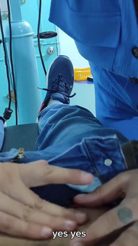 Assista como o médico dá tratamento à próstata do paciente