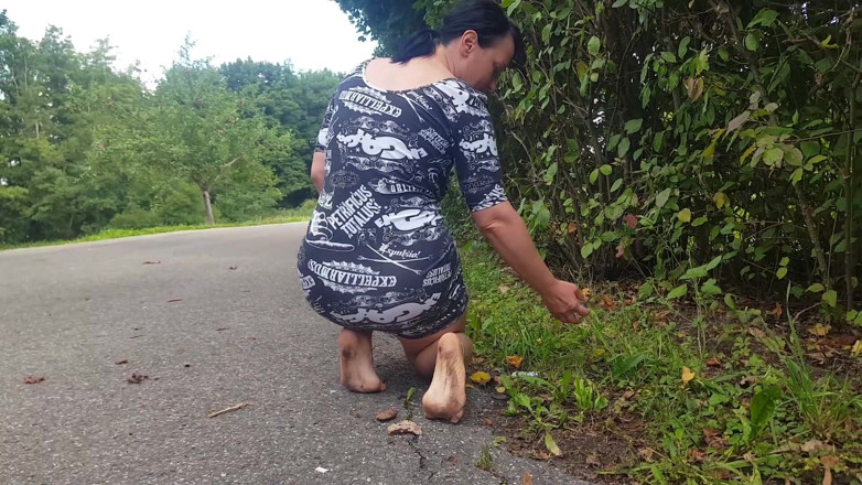 Yvette xtreme: The barefoot girl on the street