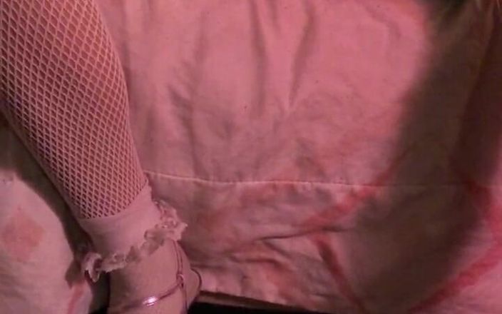 Deepthroat little hot girl submmisive: Une étudiante innocente en uniforme commence à jouer et à toucher sa chatte étroite