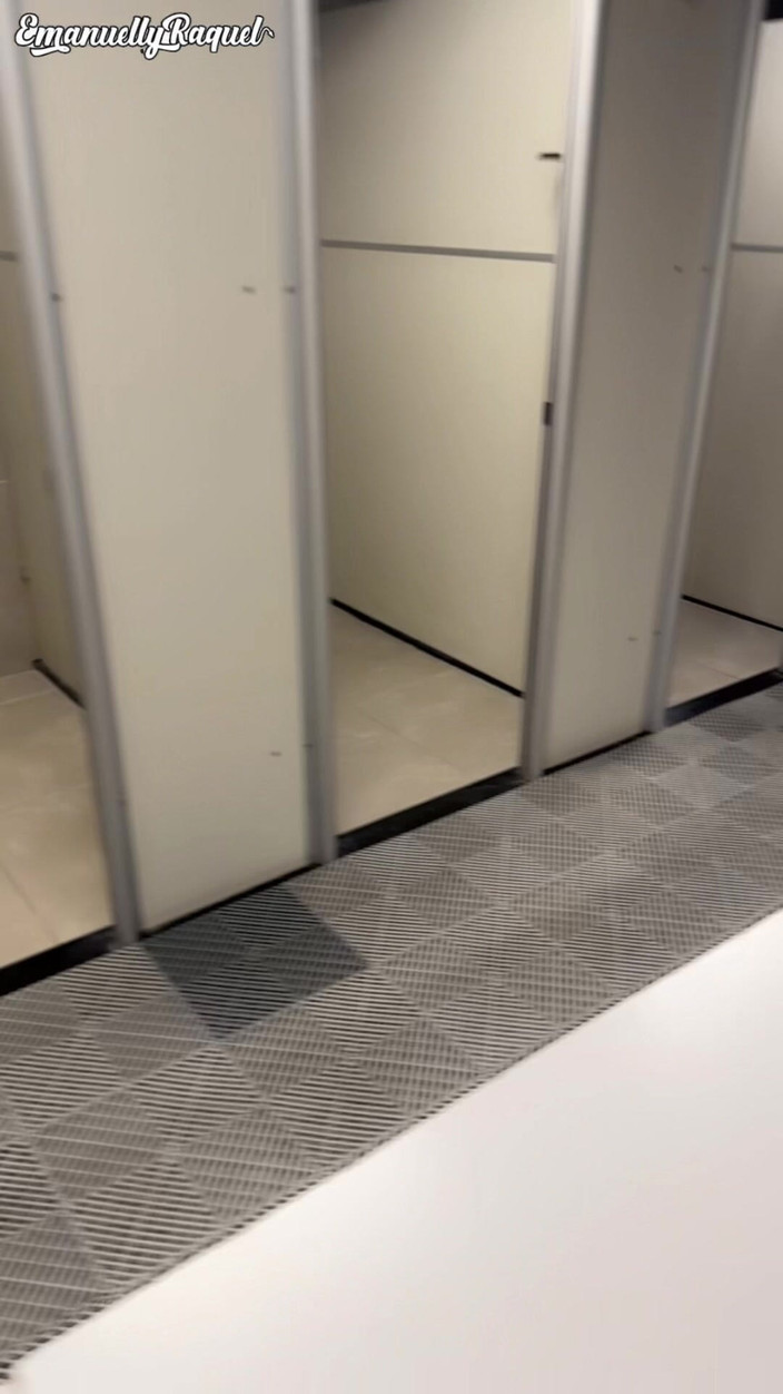 Emanuelly Raquel: Plyaing in the Gym Restroom / Brincando No Banheiro Da Academia