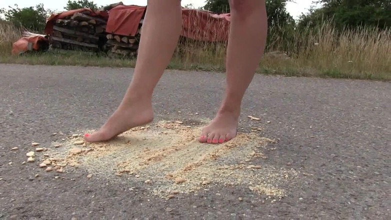Yvette xtreme: Sylvie écrase des biscuits