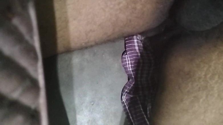 Desi Tits: Masturbieren im zimmer