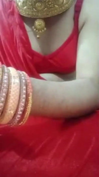Travestito gay indiano con culo gaurisissy sprecato e gioca con le sue grandi tette in Rosso Saree con Heavy Jwellery