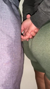 Ela Acidentalmente Toca No Pau Grande De Um Estranho Na Fila