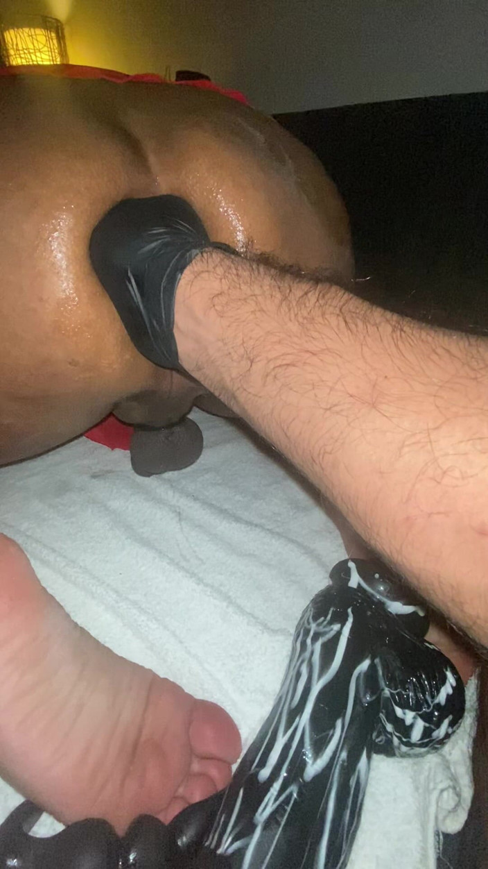 Wesley Bull: Đút nắm tay vào lỗ đít chuyển giới Ấn Độ