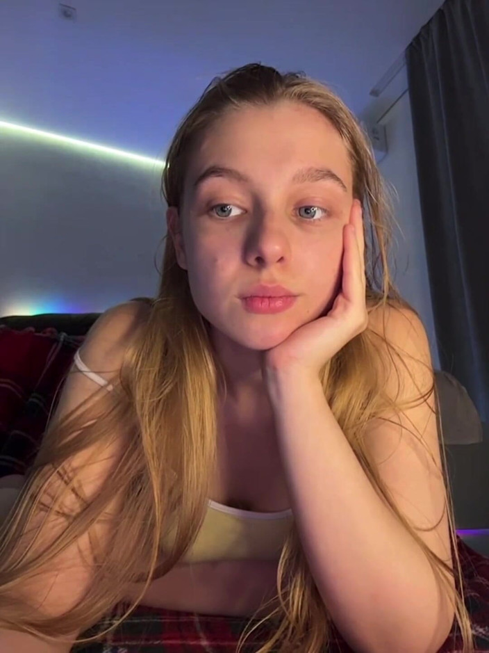 JuiceLussie: Natural Tits Playing and Pussy Fingering and Feet