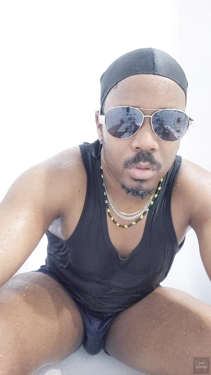 Soft Soleman: Je me lave le corps dans le bain (4) (2025)