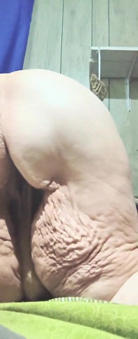 Il patrigno e la figliastra si sculaccia e si sditalina questa figa così bella