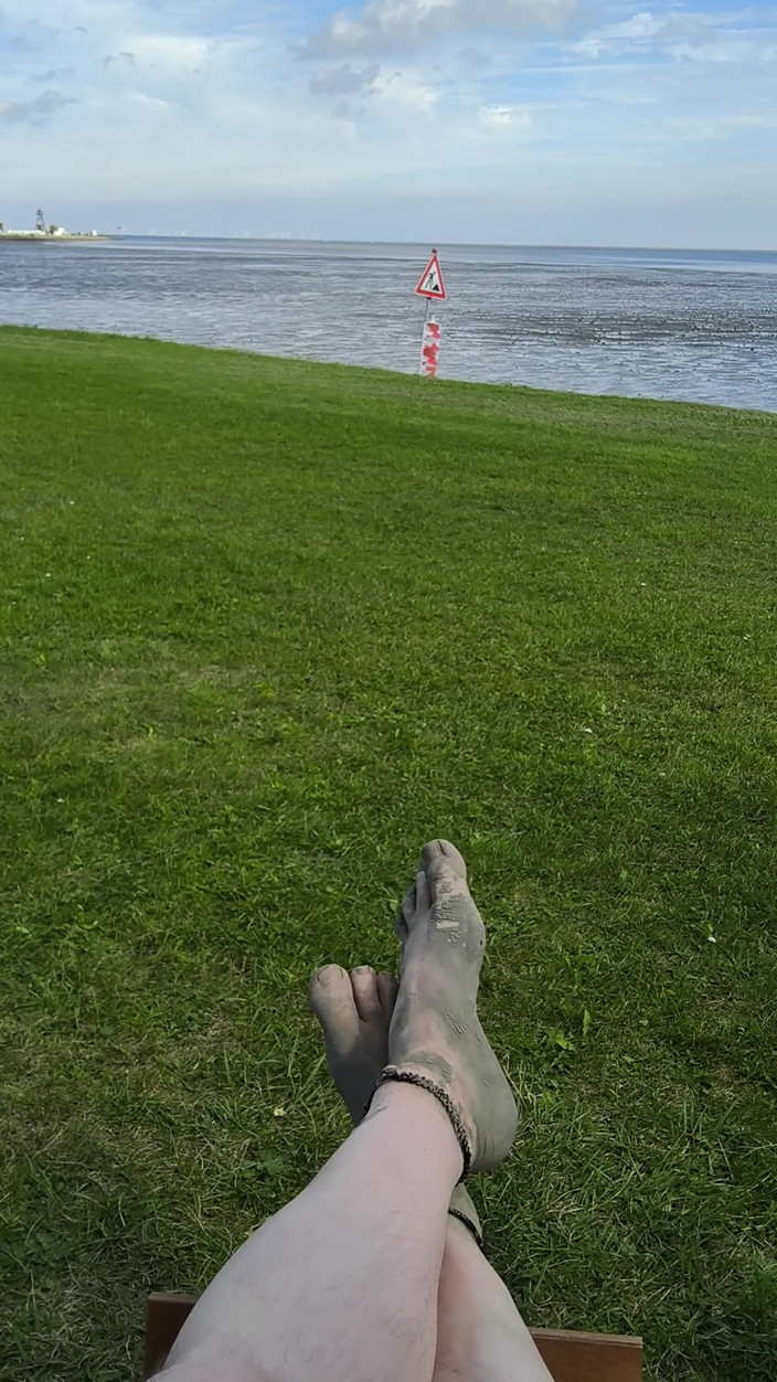 Footfetish: เท้าเปล่ารอคลื่นบนชายหาด