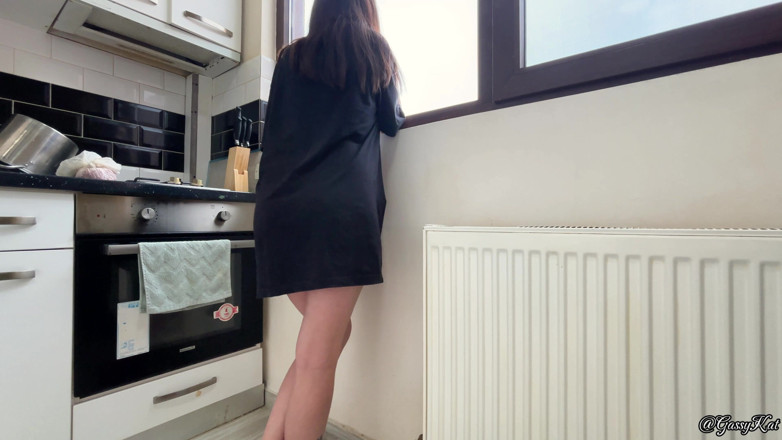 GassyKat: Áo đen mông trần xé toạc những cái xì hơi khó...
