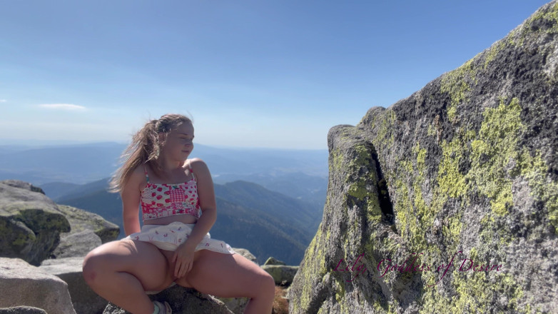 Petite blond your pure desire: Ein fremder mann hat mich beim masturbieren in den bergen...