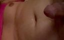 Solo Regin: Une tapette à petits seins joue avec son clito au lit...