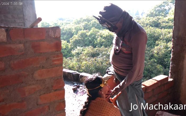Machakaari: Parejas jóvenes haciendo Pooja en casa construida bajo la construcción.