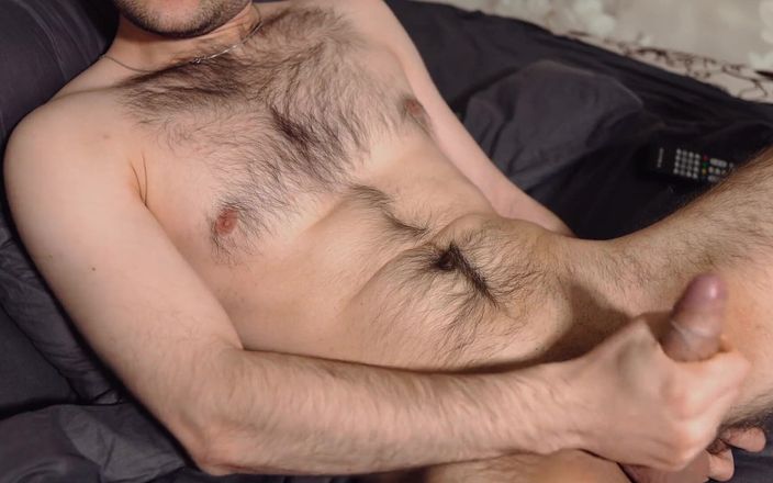 Noel Dero: Un bărbat frumos se masturbează noaptea și își patează corpul cu propriul...