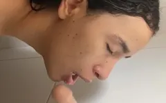 शॉवर में लंड चुसाई 2