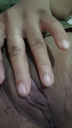 Jacke24: ベッドでオナニーしているところを見つかった少女