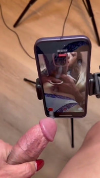 Venus Lux’s Messy Phone-cam Finish