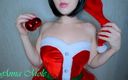 Anna Mole: O fată frumoasă în imaginea lui Moș Crăciun masează țâțe mici frumoase și își...