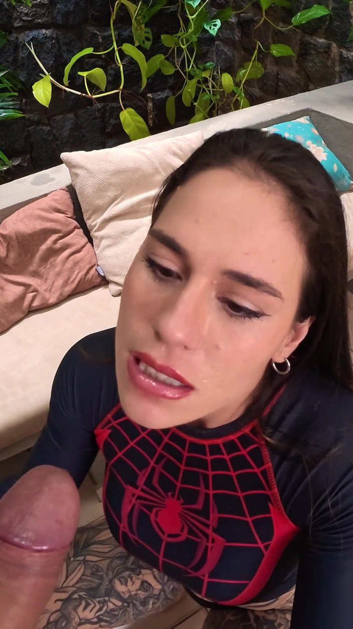 April BigAss: April Dicker Arsch Trinkt Ragnaroks Pisse Nach Hardcore-anal &amp; Geldautomaten