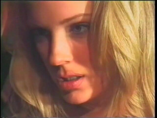 Girl on Girl: Prachtig blond model spreidt haar benen zodat haar brunette schattige...
